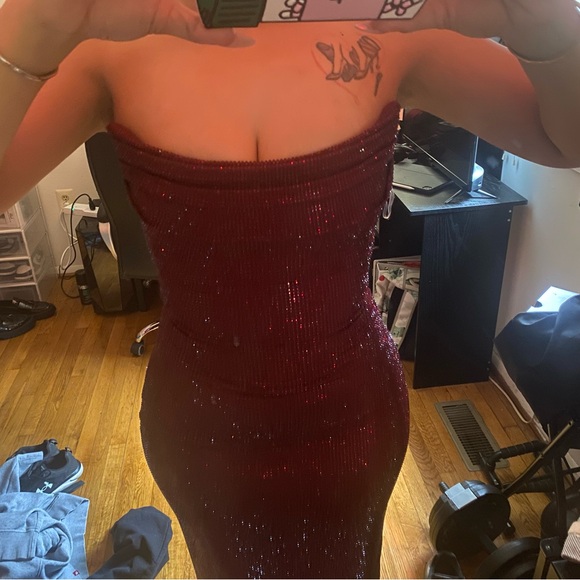 Elegant Burgundy Strapless Dress - Picture 2 of 7